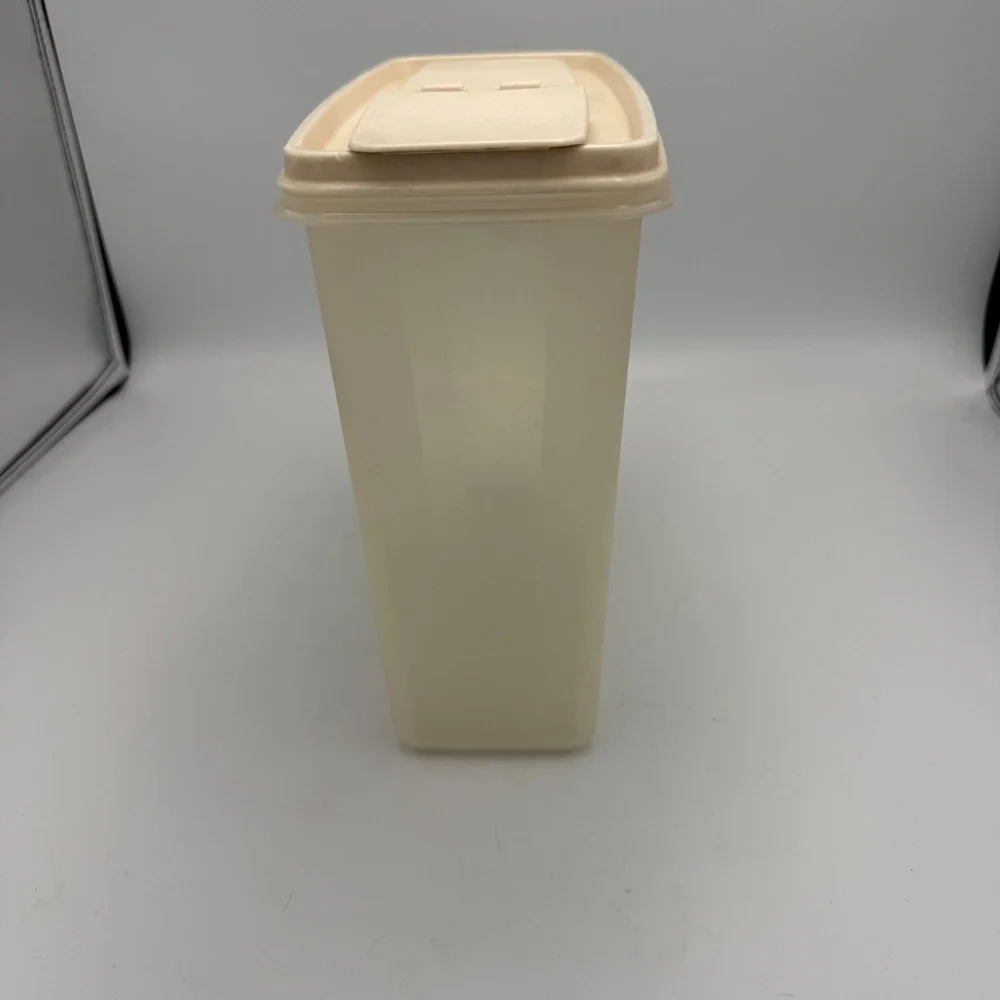 Rubbermaid Servin Saver 13 Cup Cereal Keeper Storage Container Flip Top Almond